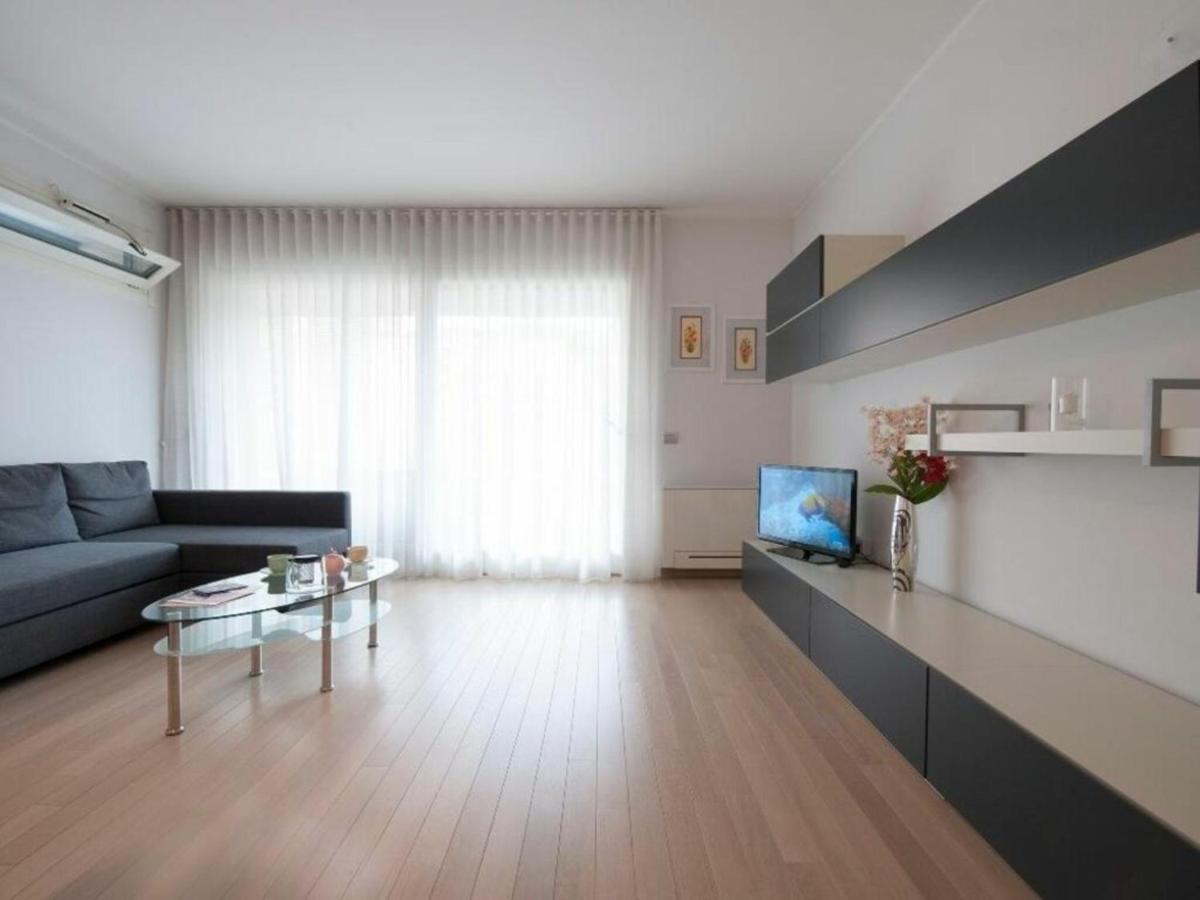 Cola Di Rienzo By Halldis Apartment